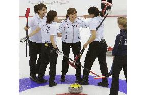 Japan edges out U.S. for 1st win in women's curling