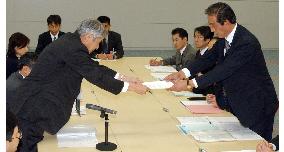 Hitachi, Toshiba unions call for 2,000 yen pay hike