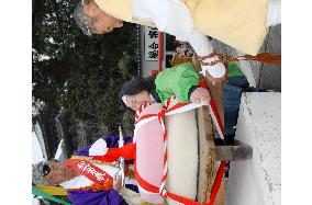 Annual strength event at Kyoto's Gaigoji