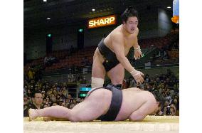 Yokozuna hopeful Tochiazuma crashes to 1st loss at spring sumo
