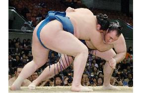 Hakuho beats Roho for 3-0 mark at spring sumo