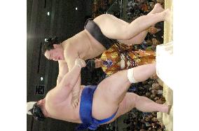 Asashoryu, Hakuho march on in style at spring sumo tournament