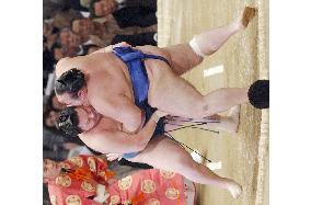 Hakuho remains unbeaten at spring sumo