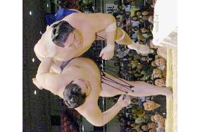 Asashoryu marches on to stay tied for lead at spring sumo