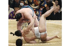 Hakuho remains unbeaten at spring sumo tournament