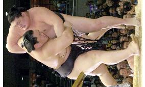 Asashoryu still on fire, Kaio fizzling out at spring sumo