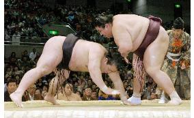 Tochiazuma's hopes dented after 2nd loss at spring sumo