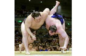 Asashoryu scores flawless 7-0 mark at spring sumo