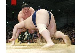 Hakuho stays perfect at 8-0 at spring sumo