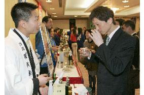 Japanese sake group holds tasting in Beijing to boost sales