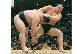 Asashoryu beats Chiyotaikai at spring sumo