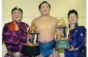 Mongolian Hakuo wins 2 prizes at spring sumo tournament