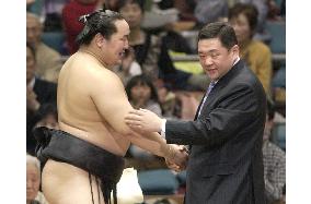 Asashoryu captures 1st title of year at spring sumo tournament