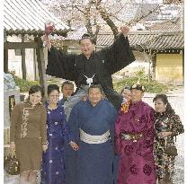 Mongolian wrestler Hakuho promoted to ozeki