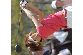 Oyama takes early lead at Studio Alice Ladies Open