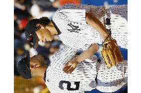 Matsui extends hitting streak in Yankees home opener win