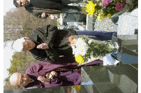 Japanese war veteran from Ukraine visits parents' grave