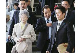 Relatives of abductees leave for U.S.