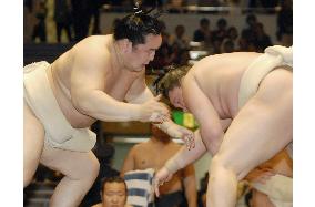 Joint sumo practice held before start of May tourney