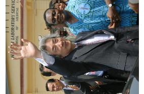 Koizumi visits laboratory of Japanese scientist Noguchi in Ghana