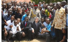 Koizumi visits laboratory of Japanese scientist Noguchi in Ghana