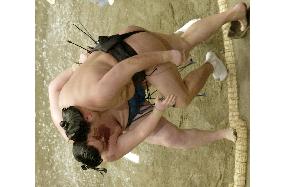Hakuho marches on, Tochi falls again at summer sumo