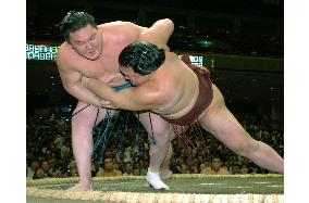 Hakuho gets 4th win, remained tied for lead at summer sumo