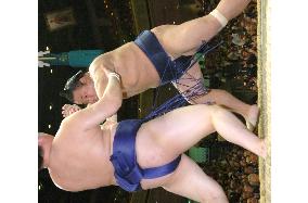 Chiyotaikai beats Tokitenku to get 5th win at summer sumo