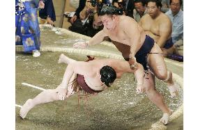 Chiyotaikai still unbeaten at summer sumo tournament