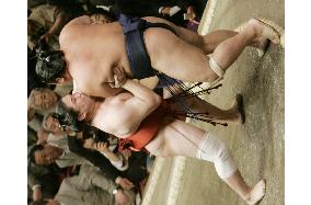 Chiyotaikai falls to 1st defeat at summer sumo