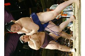 Miyabiyama beats Tokitenku at summer sumo