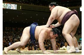 Miyabiyama defeats Wakanosato to remain in share of lead