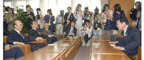 Heads of pro-Seoul, pro-Pyongyang Korean groups meet