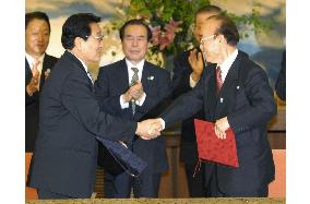 Heads of Pro-Seoul, pro-Pyongyang Koreans vow reconciliation