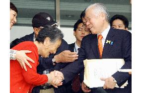 Yokota meets S. Korean lawmaker, asks cooperation in abduction issue
