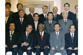 Annan holds talks with Japanese business leaders