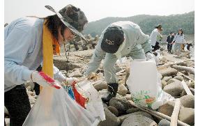 Japanese and S. Koreans clear Nagasaki beach