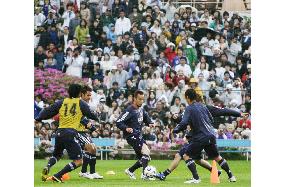 Record crowd watches Japan team training