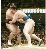 Hakuho wins playoff against Miyabiyama at summer sumo