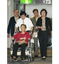 Kim Young Nam's family arrives in Japan