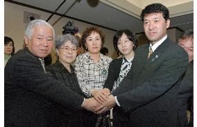 Kim Young Nam's kin visit Niigata, sister meets governor