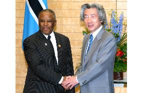 Botswanan President Mogae talks with Koizumi