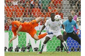 Netherlands beat Ivory Coast, through to 2nd round