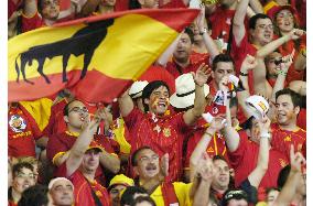 Spain survive Tunisian scare to advance to last 16