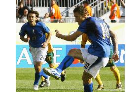 Late Totti penalty gives Italy 1-0 win over Australia