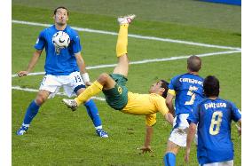 Late Totti penalty gives Italy 1-0 win over Australia