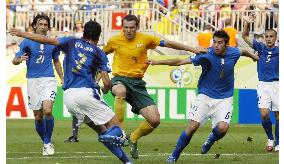 Late Totti penalty gives Italy 1-0 win over Australia