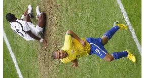 Brazil breeze into World Cup quarterfinals