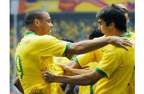 Brazil breeze into World Cup quarterfinals