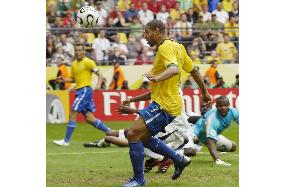 Brazil breeze into World Cup quarterfinals